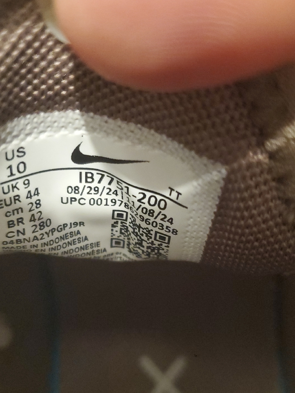 Nike Men’s Sneakers in Taupe and Olive - Picture 9 of 10